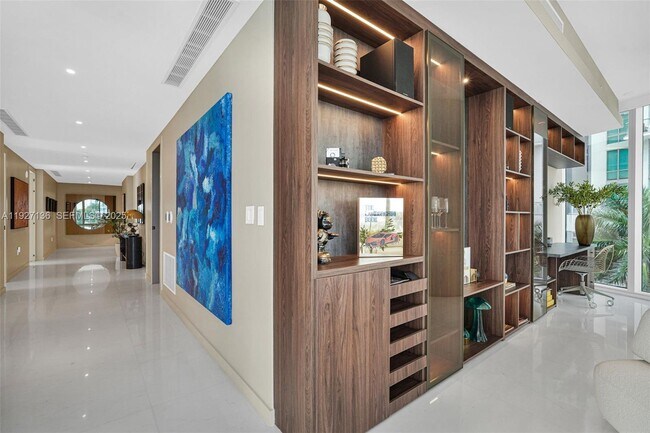 Building Photo - 300 Biscayne Blvd Way