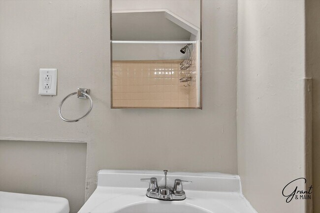 Building Photo - 3 Bedroom Bungalow - $1300