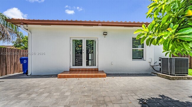 Building Photo - 110 SW 50th Ave
