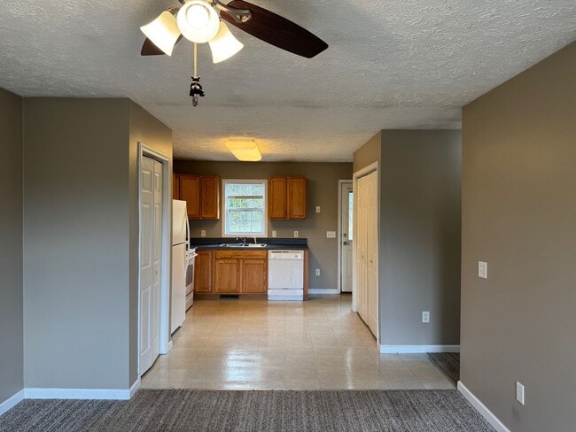 Building Photo - Candler - 2 Bedroom Available Now