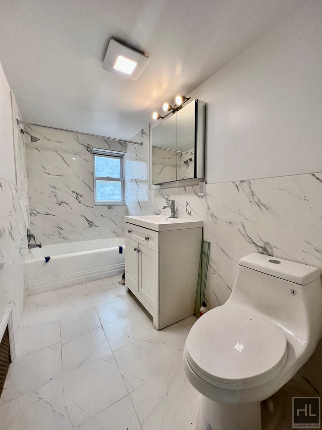 Building Photo - Renovated 2 Bed/Flex 3 Duplex With Private...