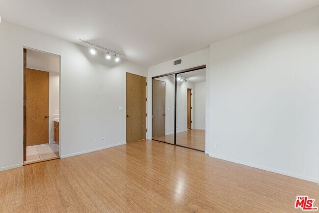 Building Photo - 2408 Venus Dr