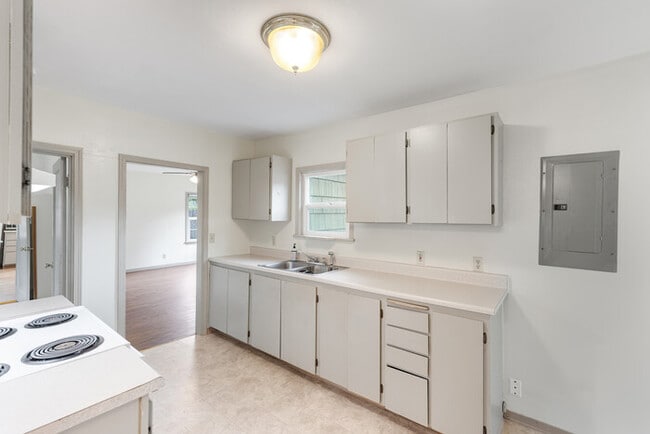 Building Photo - TWO BEDROOM HOUSE IN KELSO