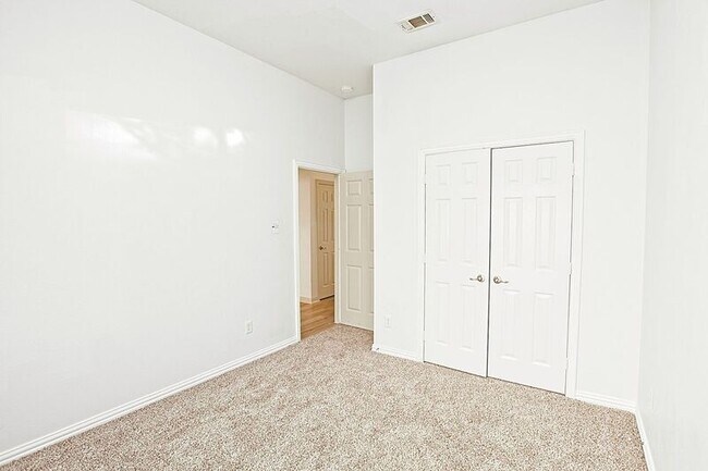 Building Photo - 105 Galloping Trail