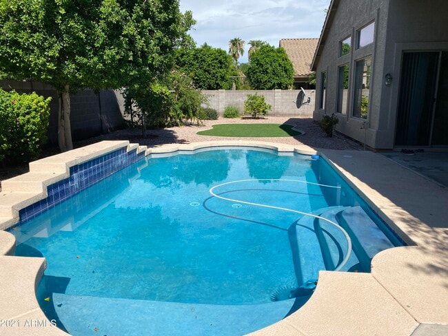 Building Photo - 2350 W Maplewood St