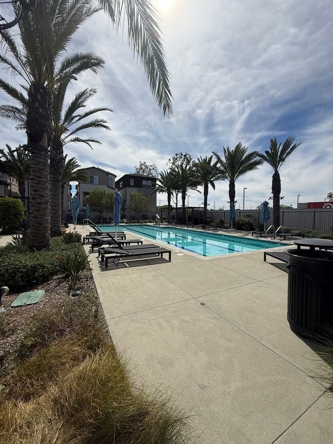 Building Photo - 3 bedroom + loft, 2 1/2 bath townhome in amazing Simi Valley location