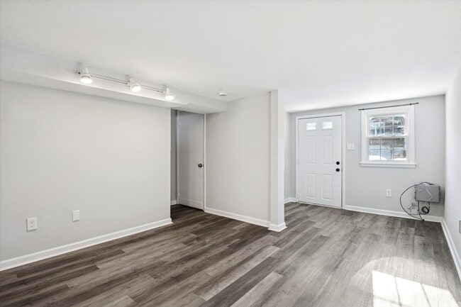 Building Photo - Available Now, Recently Renovated 3BD/1BA Twin in Downingtown Borough!