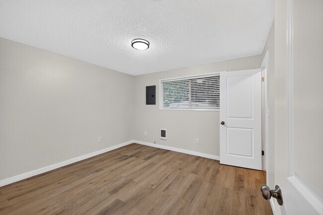Building Photo - Renovated 2 bedroom Duplex