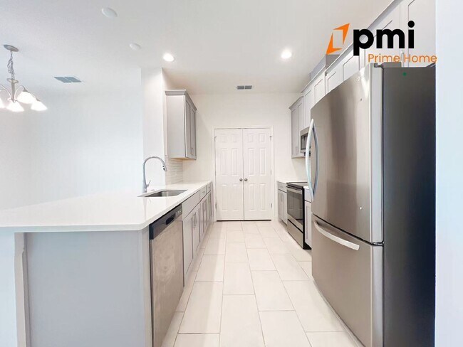 Building Photo - "Stunning 4-Bed Home with 2.5 Baths & Spac...
