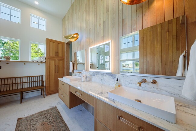 Building Photo - 703 Woodland Hills Dr