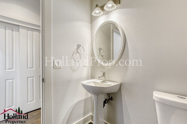 Building Photo - Beautifully Home Near Waterhouse Trail & Lake