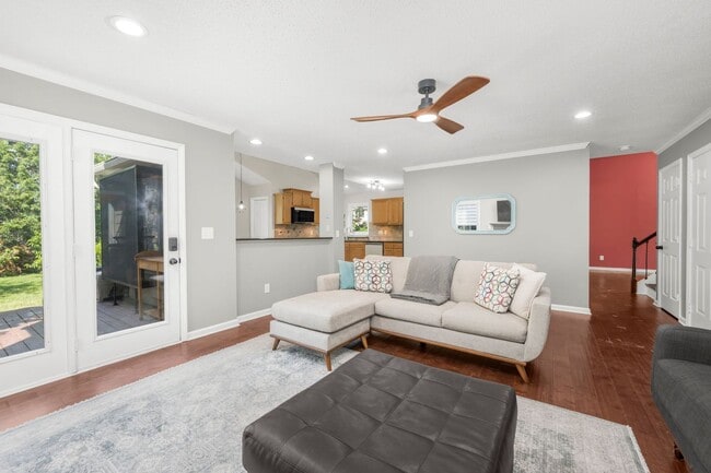 Building Photo - 201 St Regis Ln