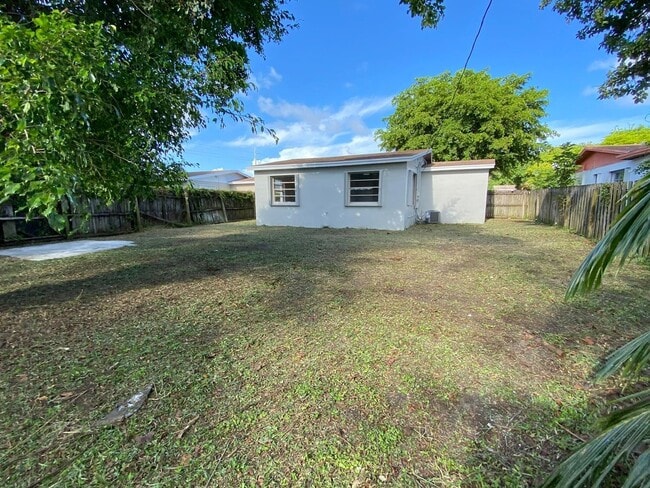 Building Photo - 114 SW 7th Ave