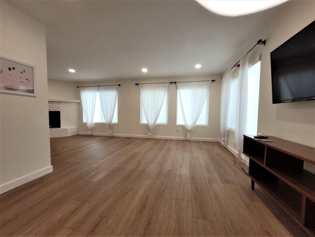 Building Photo - Upgraded townhome in central location !