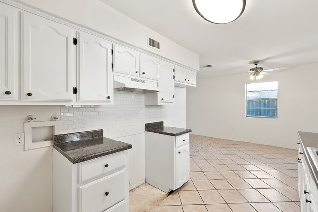 Building Photo - 202 N 41st St