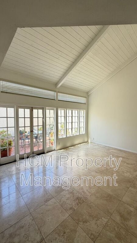 Building Photo - 13 Navarre