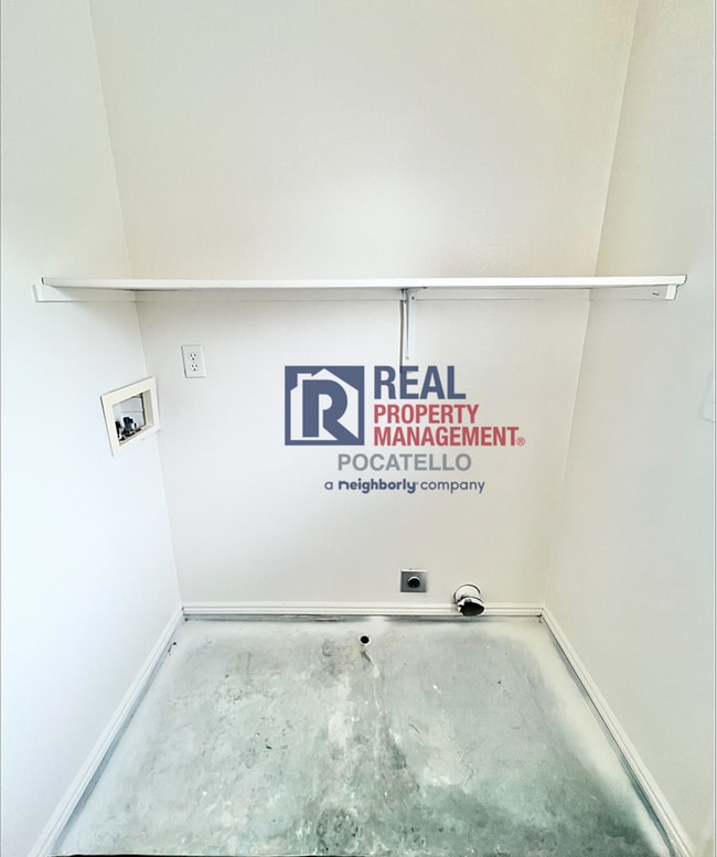 Building Photo - 4 Bedroom 1.5 Bath Townhome