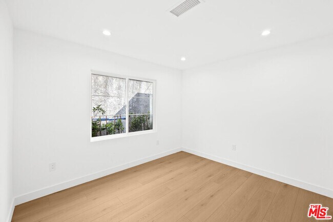 Building Photo - 2326 S Dunsmuir Ave