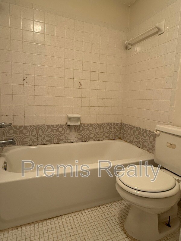 Building Photo - 1575 Greenlea Dr