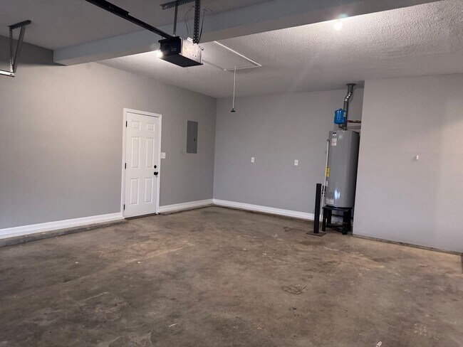 Building Photo - 130 Shady Maple Dr