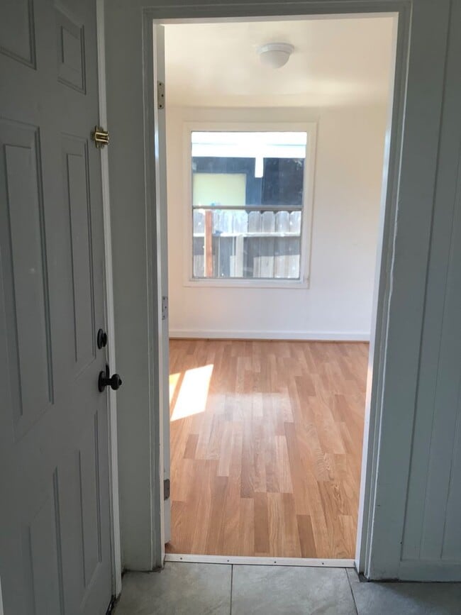 Building Photo - 2 Bed / 1 Bath House Available in Richmond...