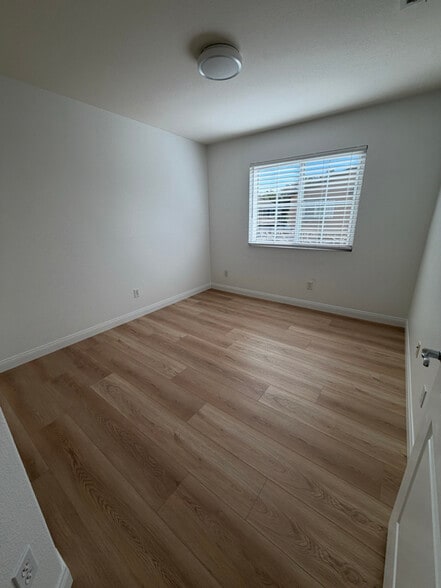 Building Photo - 10470 Hollingsworth Way