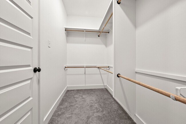 Building Photo - 4 bedroom, 2 bath home in the heart of Cen...
