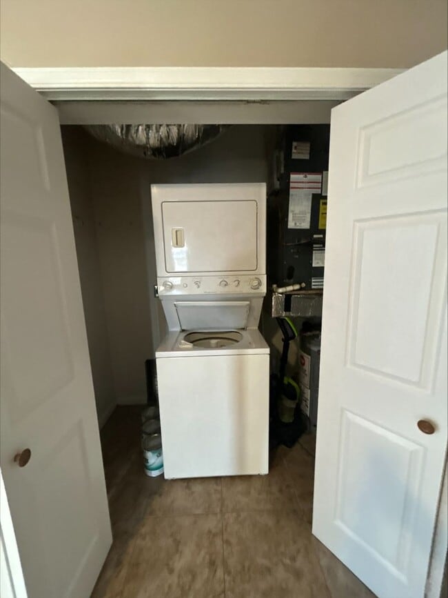 Building Photo - Large 3 Bedroom Townhome Available For Short-Term Lease! Brand New Flooring and Paint!
