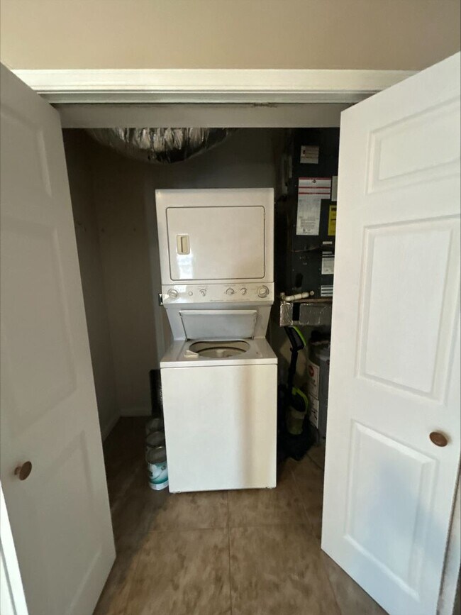 Building Photo - Large 3 Bedroom Townhome!!