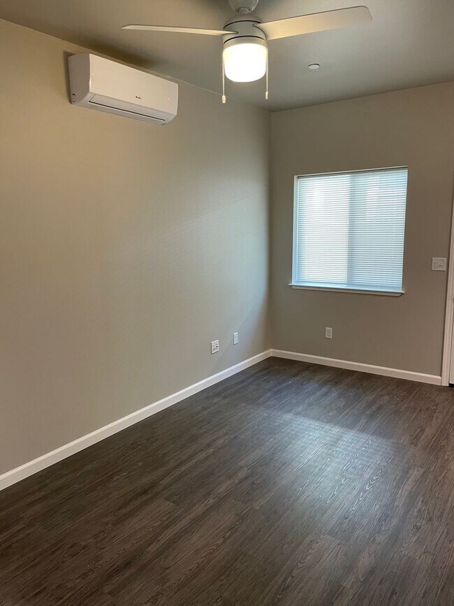 Building Photo - 485 E 6th St