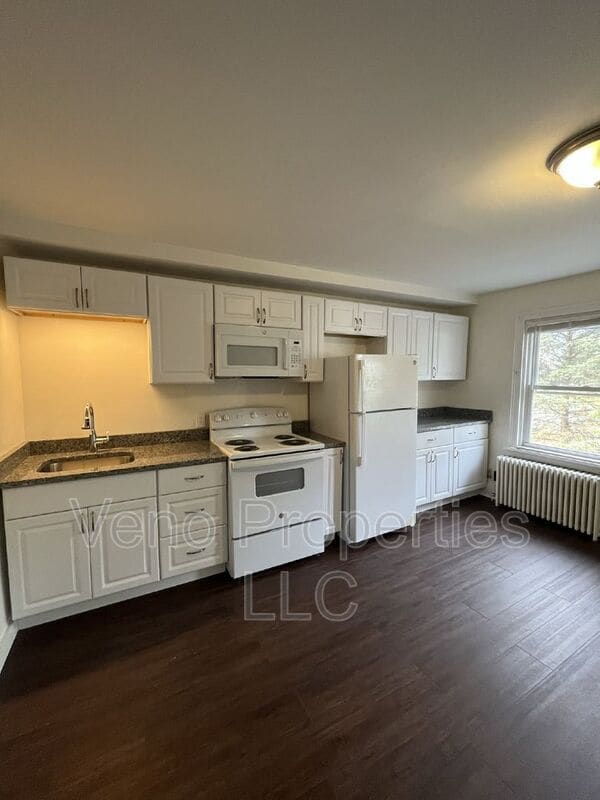 Building Photo - 32 Russell Rd