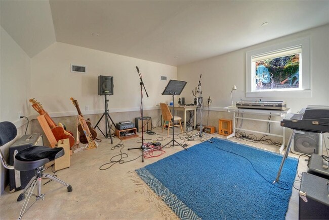 Building Photo - 1704 Alameda Dr