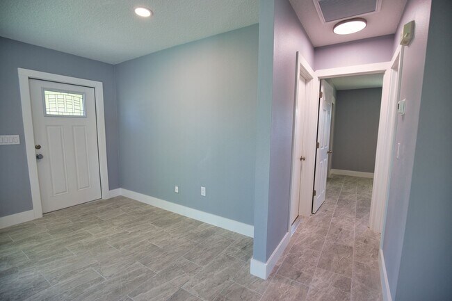 Building Photo - Annual Recently Updated Unfurnished Single Family Home in South Venice!