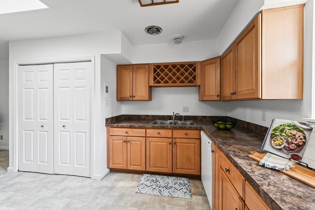 Building Photo - 1804 Simms St