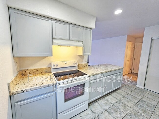 Building Photo - 670 Bourbon St