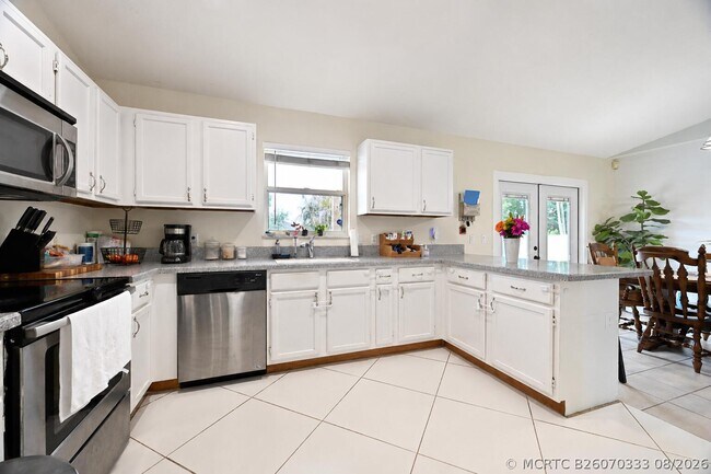 Building Photo - 1755 SW Castinet Ln