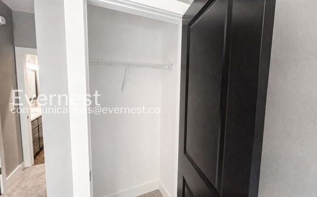 Building Photo - 2 Bed/2.5 Bath Home with Fenced Yard / Available Soon!
