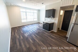 Building Photo - 14900 Moorpark St