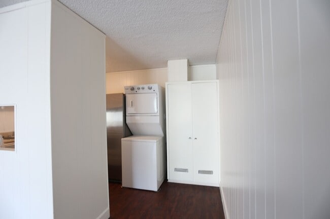 Building Photo - Liliuokalani Plaza – 2 bedroom, 2 bath with 1 covered parking