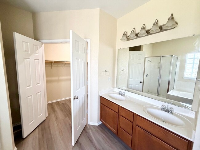 Building Photo - 6404 Mundo Dr