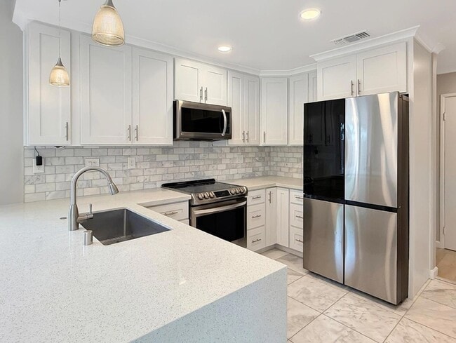 Building Photo - 5935 Woodbine Pl