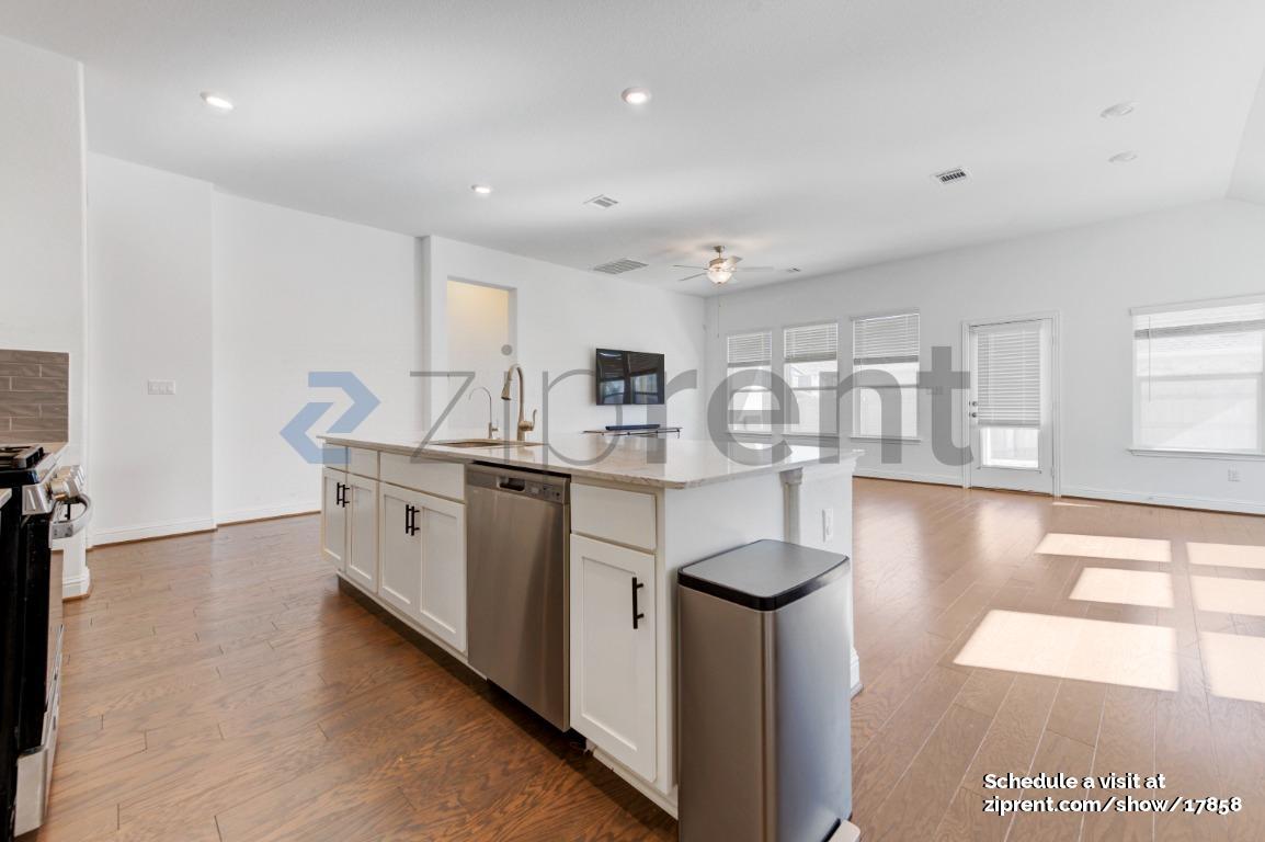 Building Photo - Unit