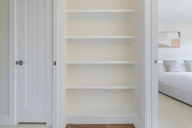 Building Photo - 1501 W Howard Ln