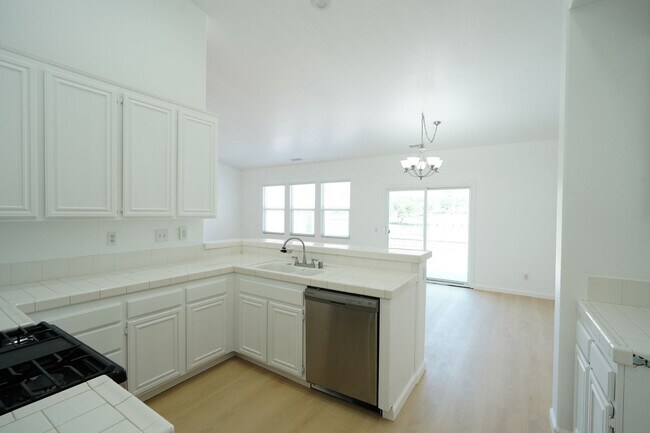 Building Photo - Beautiful 3 Bed / 2 Bath Moreno Valley Home with Garage
