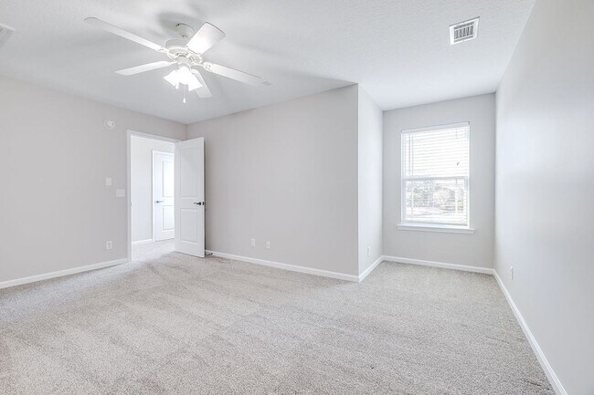 Building Photo - Spacious 4BR Townhome with Elevator in the Heart of Pooler