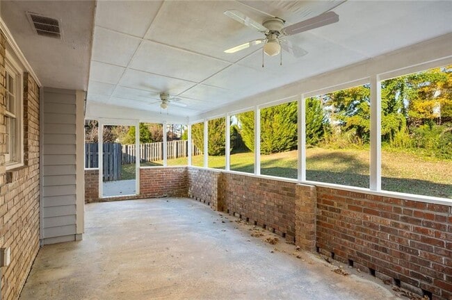 Building Photo - 2857 Fontainebleau Dr