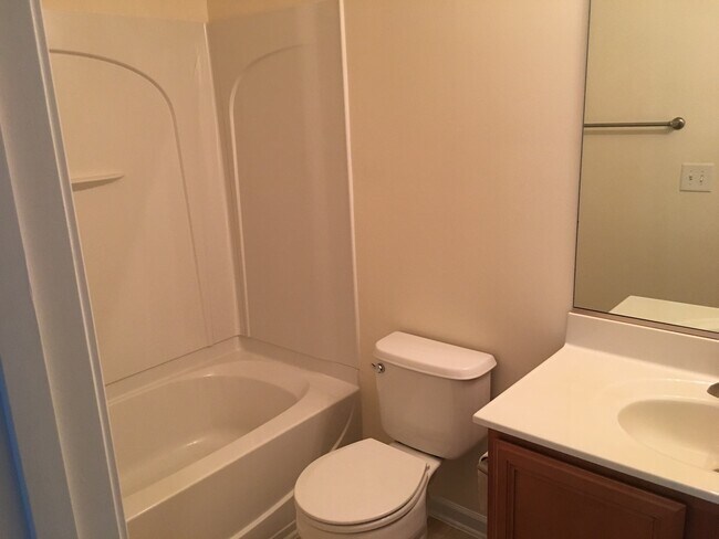 Building Photo - Townhouse For The Family!!