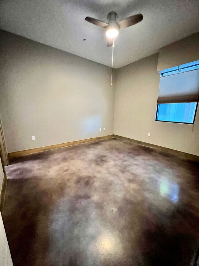 Building Photo - Gorgeous Condo minutes from The Pearl