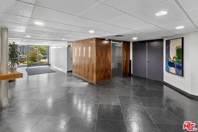 Building Photo - 740 N Kings Rd