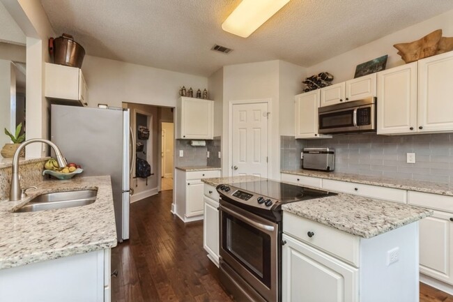 Building Photo - Spacious 3BR home with gorgeous finishes!!...